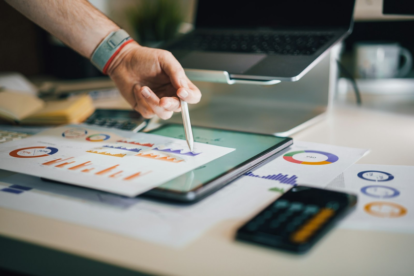 A person measuring statistics on KPIs for influencer marketing on tablet.